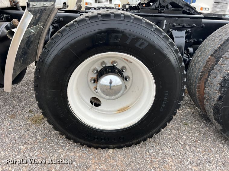 image for item DO8866 1991 Freightliner FLD120  semi truck