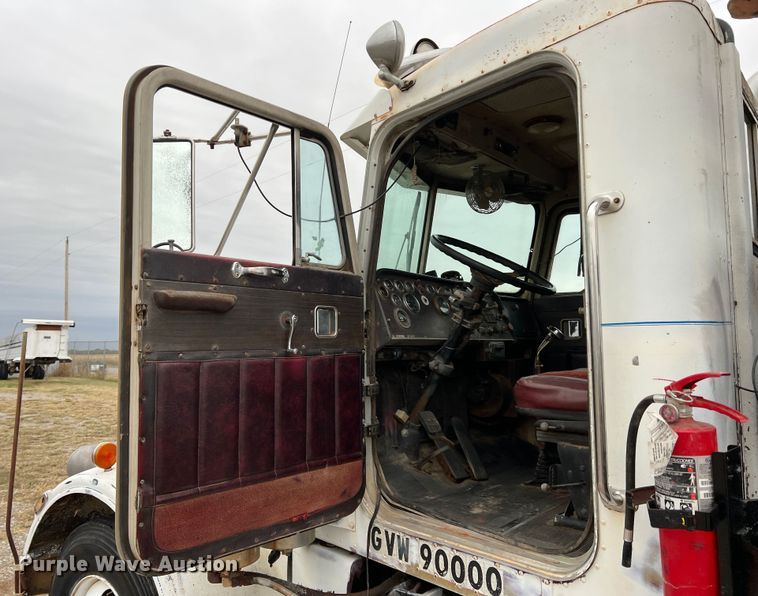 image for item DO8868 1975 Peterbilt  semi truck