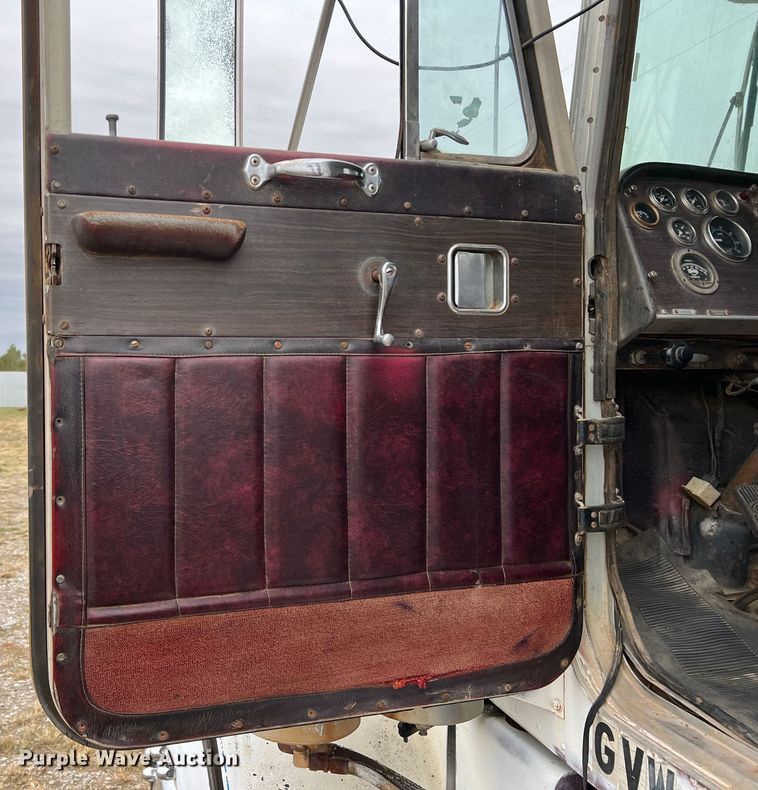 image for item DO8868 1975 Peterbilt  semi truck