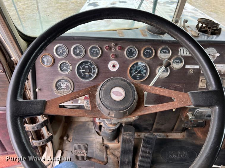 image for item DO8868 1975 Peterbilt  semi truck