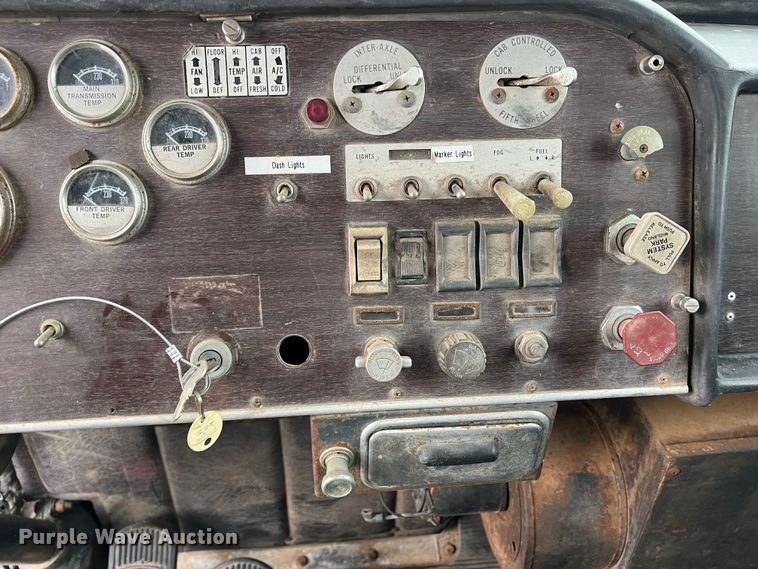 image for item DO8868 1975 Peterbilt  semi truck