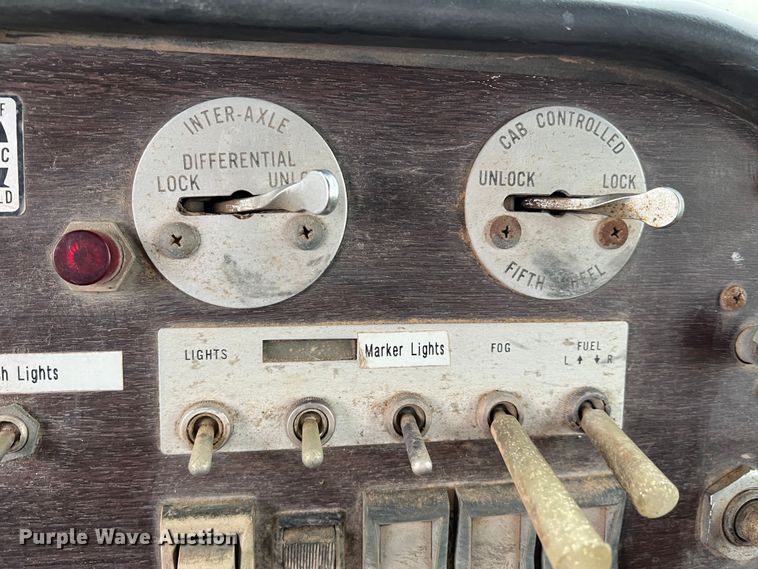 image for item DO8868 1975 Peterbilt  semi truck