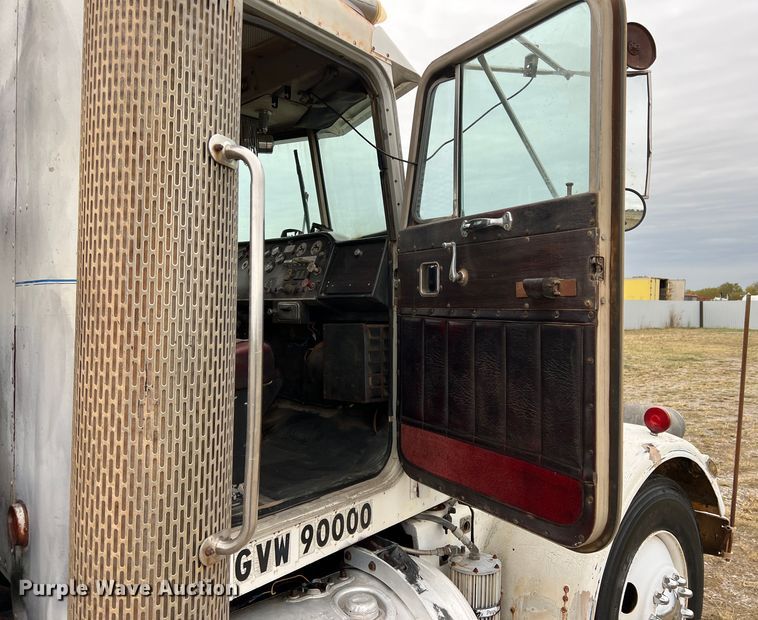 image for item DO8868 1975 Peterbilt  semi truck