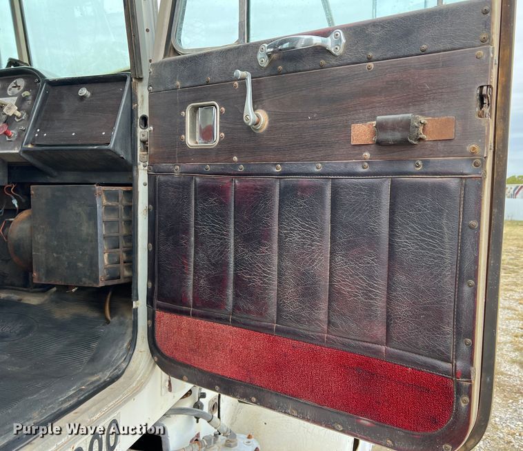 image for item DO8868 1975 Peterbilt  semi truck