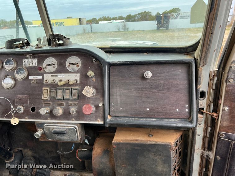 image for item DO8868 1975 Peterbilt  semi truck