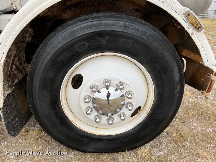 image for item DO8868 1975 Peterbilt  semi truck