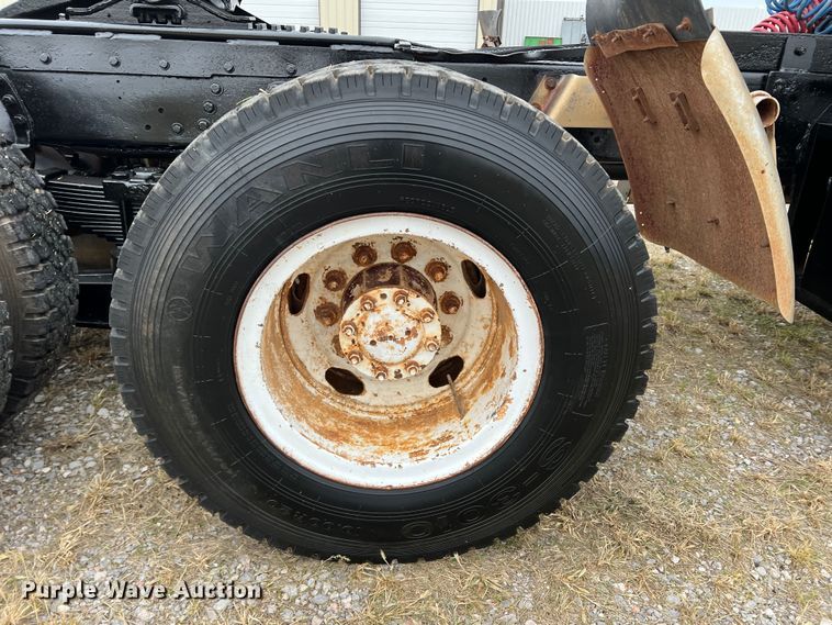 image for item DO8868 1975 Peterbilt  semi truck