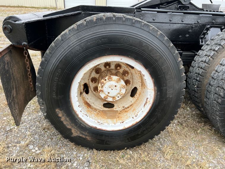 image for item DO8868 1975 Peterbilt  semi truck