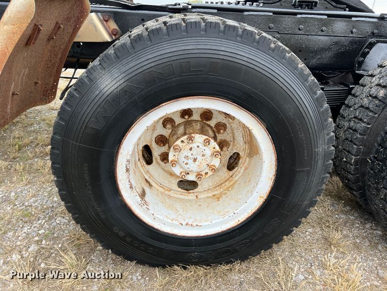image for item DO8868 1975 Peterbilt  semi truck