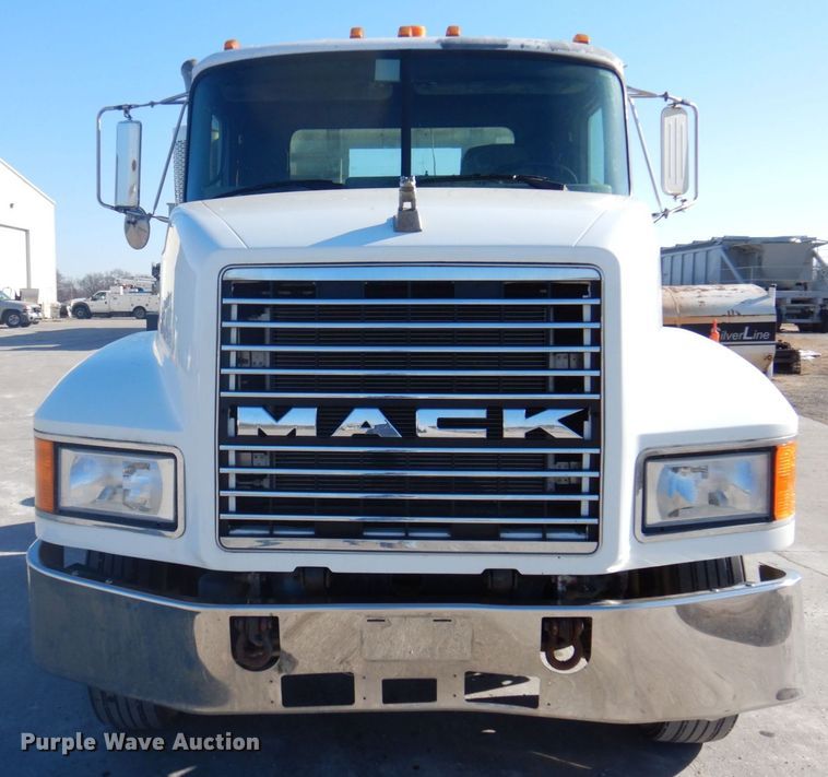 image for item DP0435 1995 Mack CH613  semi truck