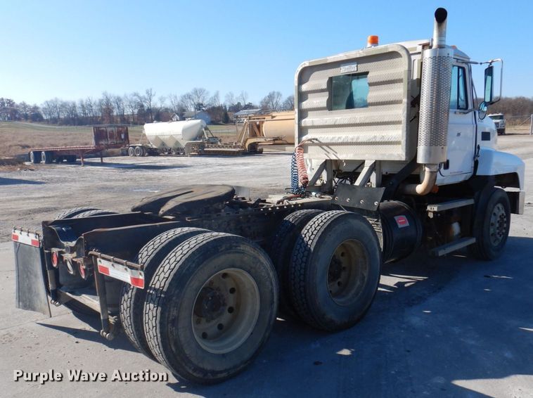 image for item DP0435 1995 Mack CH613  semi truck