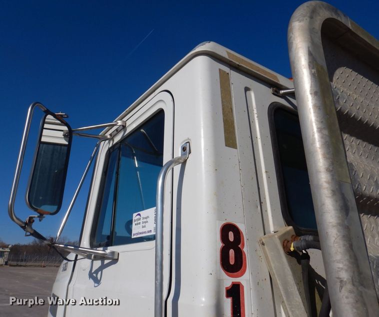 image for item DP0435 1995 Mack CH613  semi truck