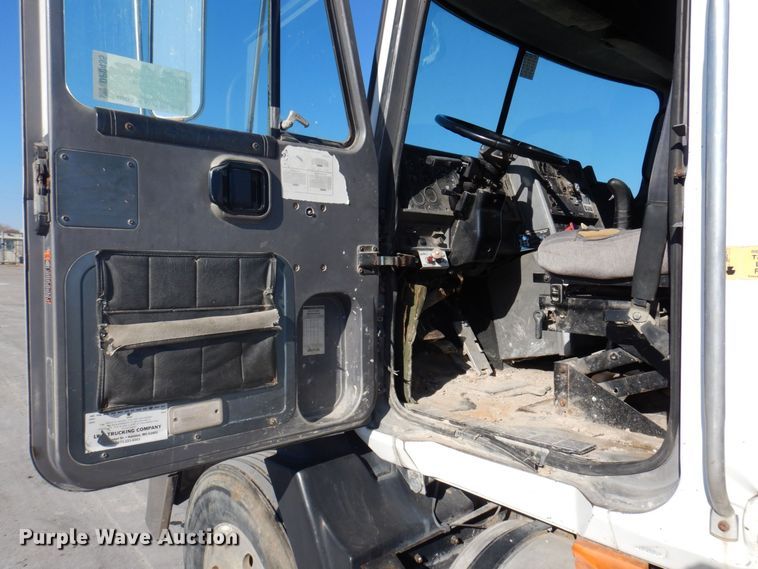 image for item DP0435 1995 Mack CH613  semi truck