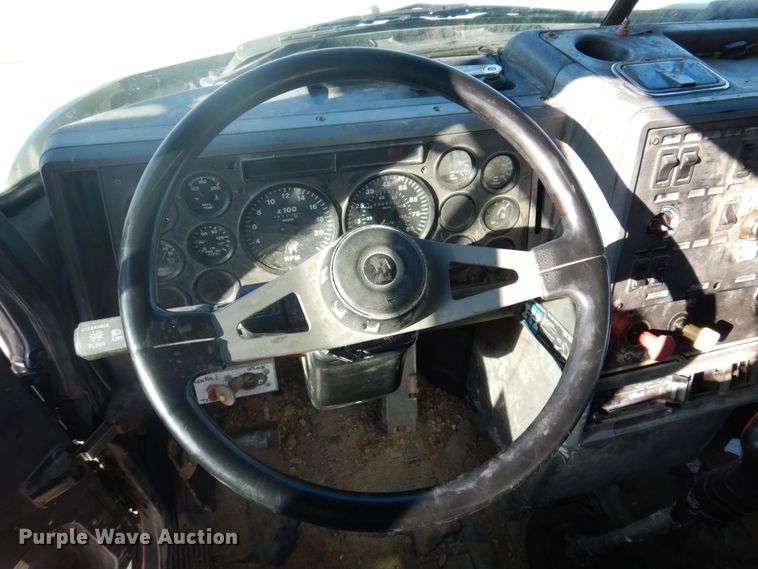 image for item DP0435 1995 Mack CH613  semi truck