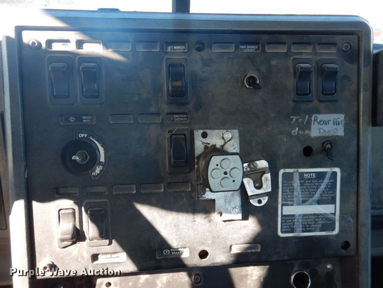 image for item DP0435 1995 Mack CH613  semi truck