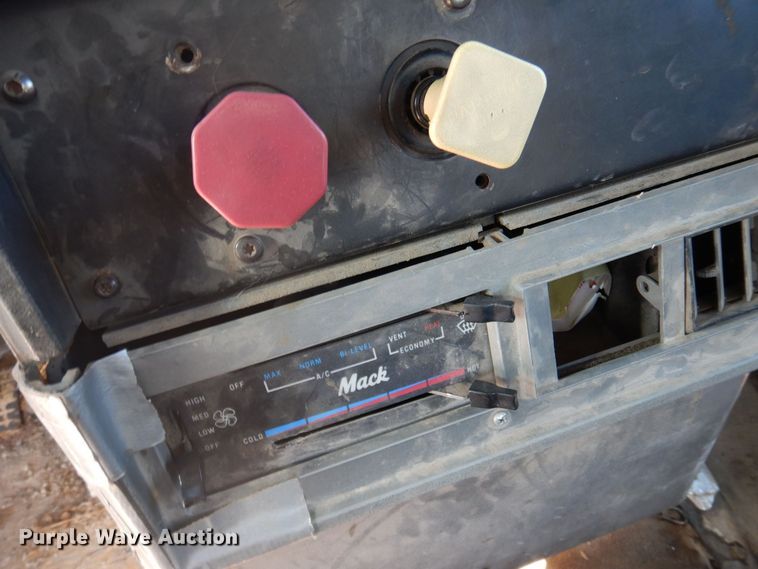 image for item DP0435 1995 Mack CH613  semi truck