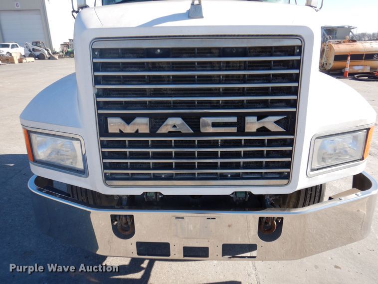 image for item DP0437 1994 Mack CH613  semi truck