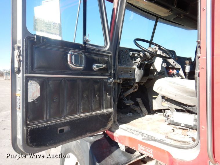 image for item DP0437 1994 Mack CH613  semi truck