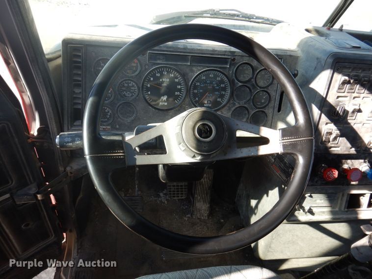 image for item DP0437 1994 Mack CH613  semi truck