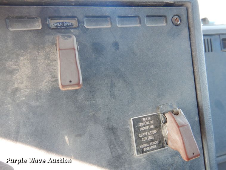 image for item DP0437 1994 Mack CH613  semi truck