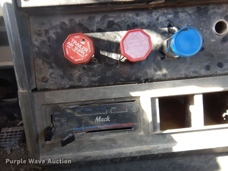 image for item DP0437 1994 Mack CH613  semi truck