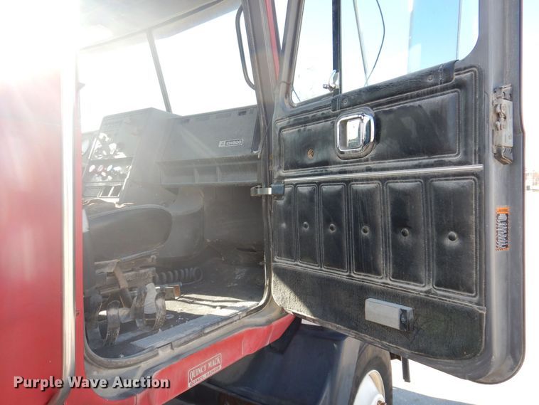 image for item DP0437 1994 Mack CH613  semi truck