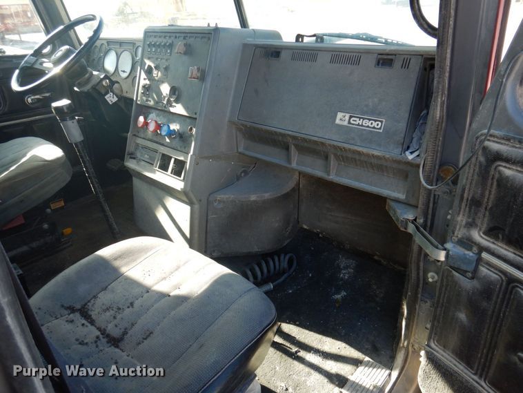 image for item DP0437 1994 Mack CH613  semi truck