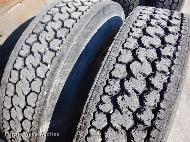 image for item DP0437 1994 Mack CH613  semi truck