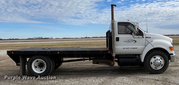 image for item DP0450 2006 Ford F650 Super Duty XLT  flatbed truck