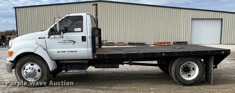 image for item DP0450 2006 Ford F650 Super Duty XLT  flatbed truck