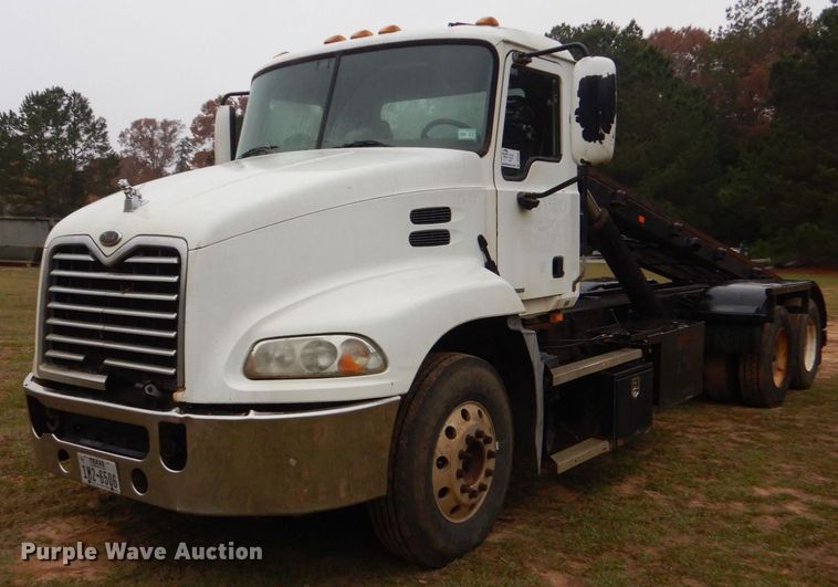 image for item DP8598 2004 Mack CX612  roll-off container truck