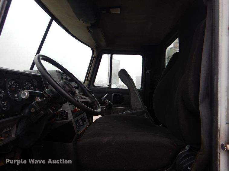 image for item DP8602 1998 Mack CH613  semi truck