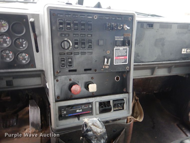 image for item DP8602 1998 Mack CH613  semi truck