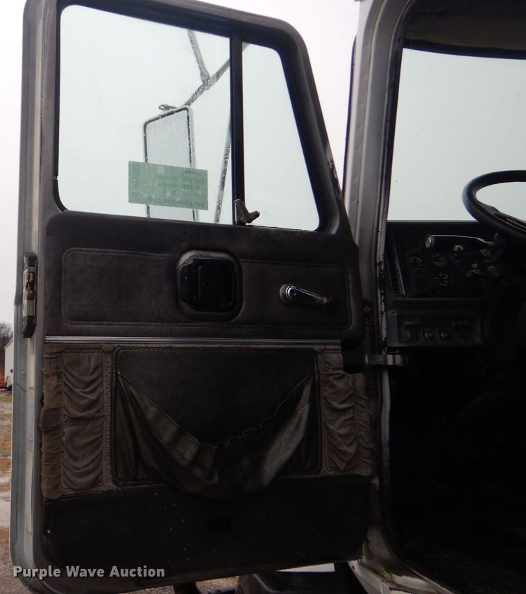 image for item DP8602 1998 Mack CH613  semi truck