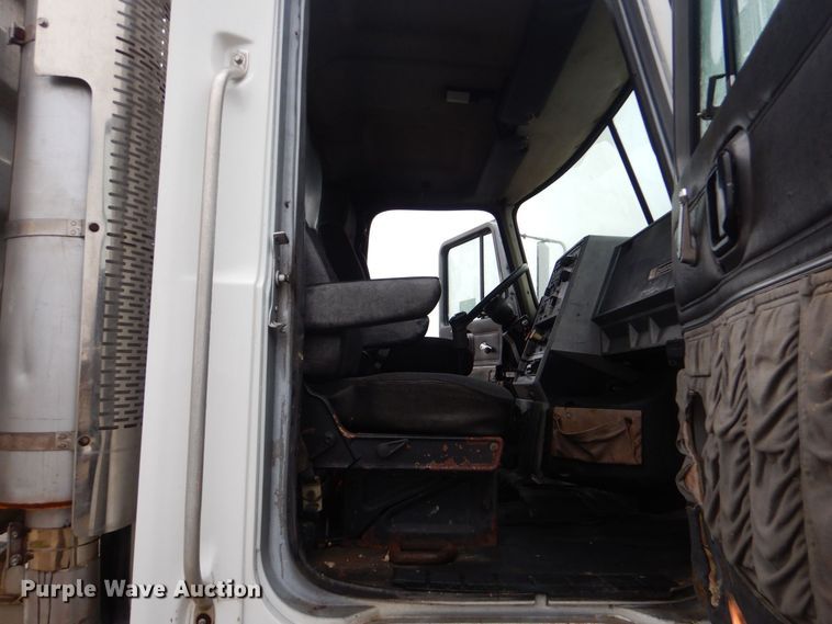 image for item DP8602 1998 Mack CH613  semi truck