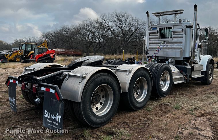image for item DQ1933 2019 International HX520  semi truck