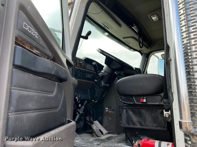 image for item DQ1933 2019 International HX520  semi truck