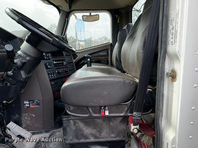 image for item DQ1933 2019 International HX520  semi truck