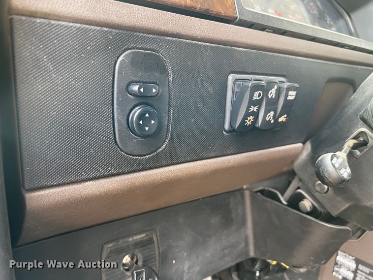 image for item DQ1933 2019 International HX520  semi truck