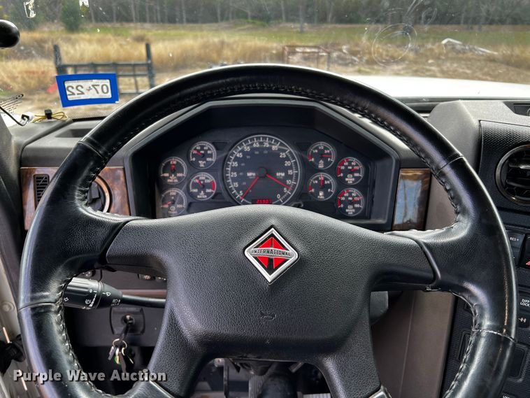 image for item DQ1933 2019 International HX520  semi truck