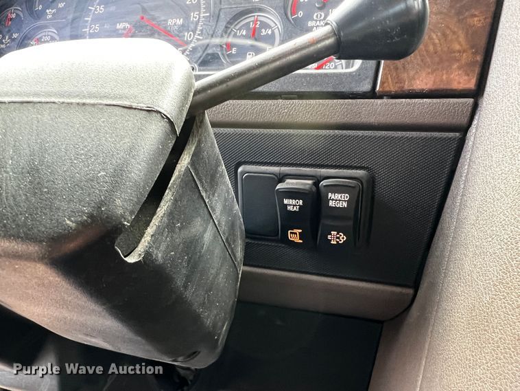 image for item DQ1933 2019 International HX520  semi truck