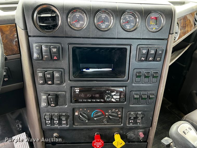 image for item DQ1933 2019 International HX520  semi truck