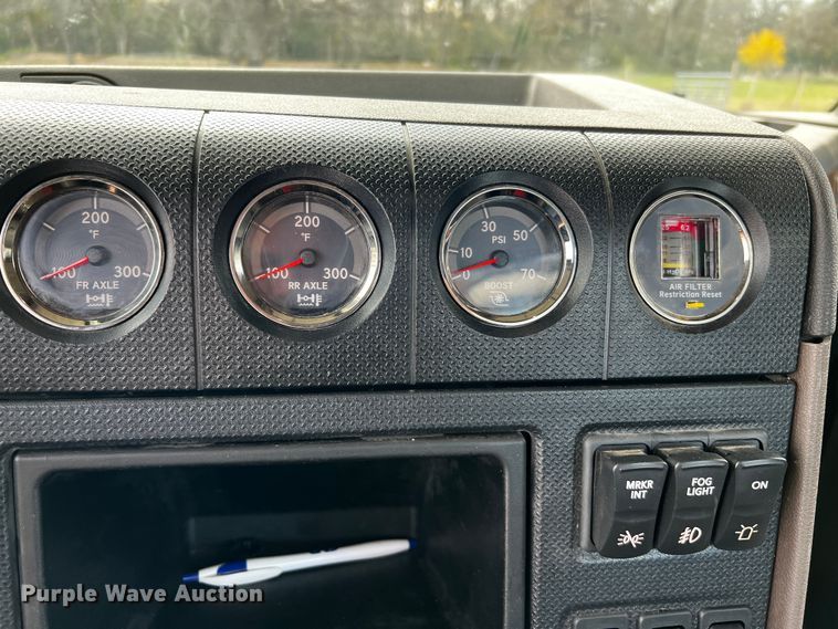 image for item DQ1933 2019 International HX520  semi truck