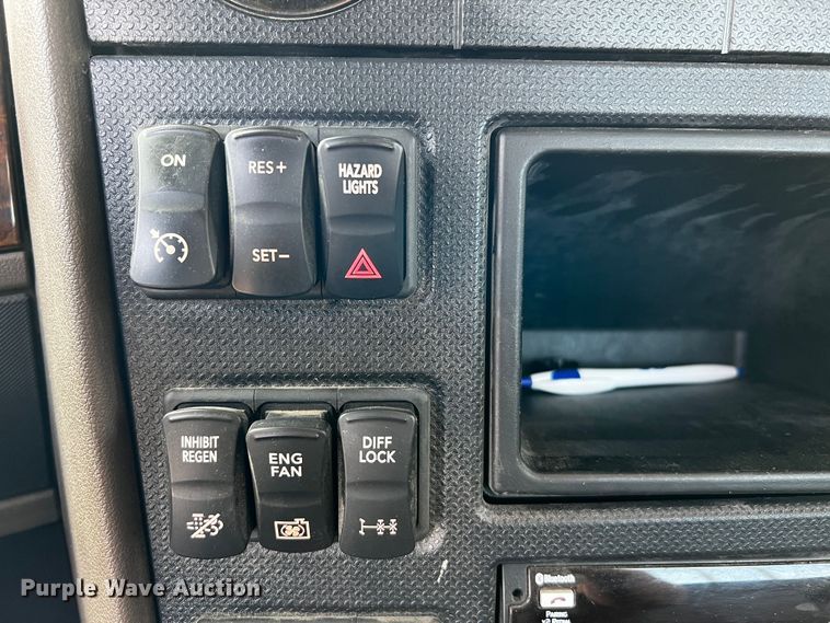 image for item DQ1933 2019 International HX520  semi truck