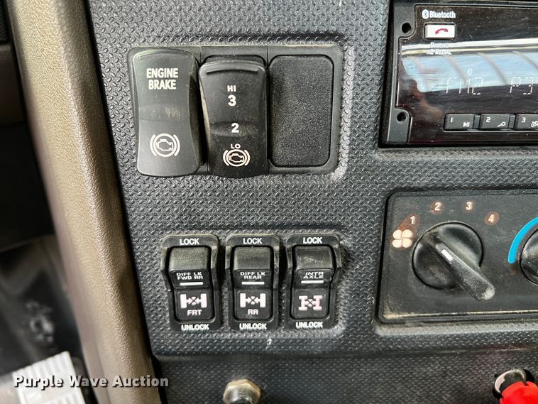 image for item DQ1933 2019 International HX520  semi truck