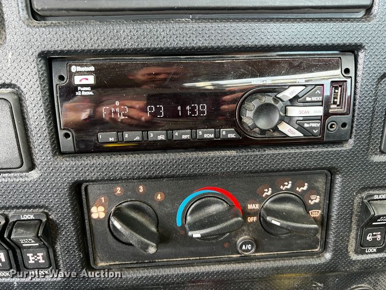 image for item DQ1933 2019 International HX520  semi truck