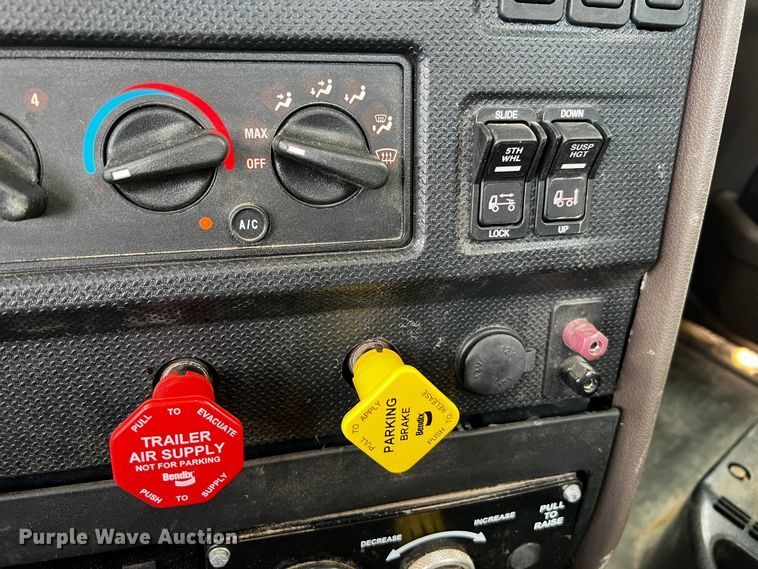 image for item DQ1933 2019 International HX520  semi truck