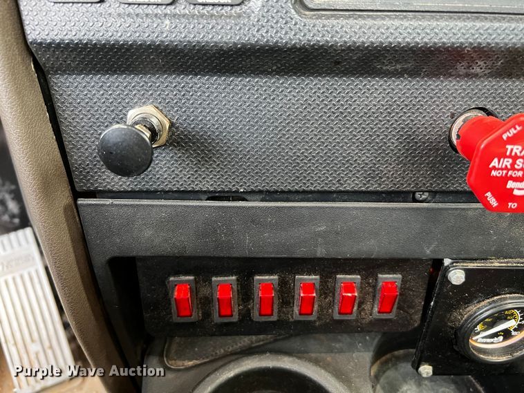 image for item DQ1933 2019 International HX520  semi truck