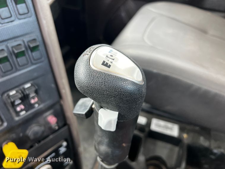 image for item DQ1933 2019 International HX520  semi truck