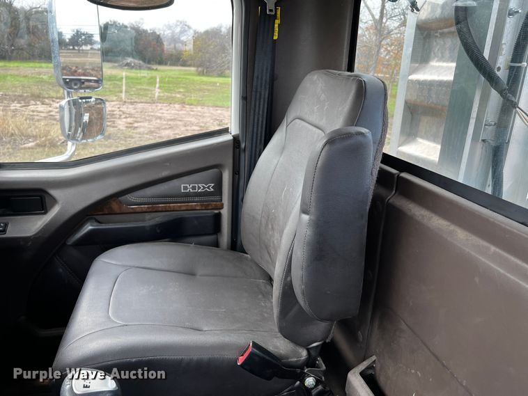 image for item DQ1933 2019 International HX520  semi truck